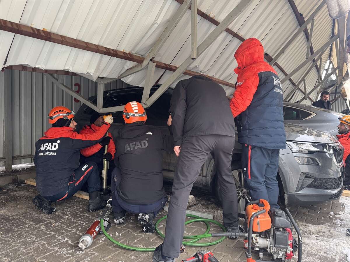 Hakim ve savcıların araçlarının bulunduğu garaj çöktü 6